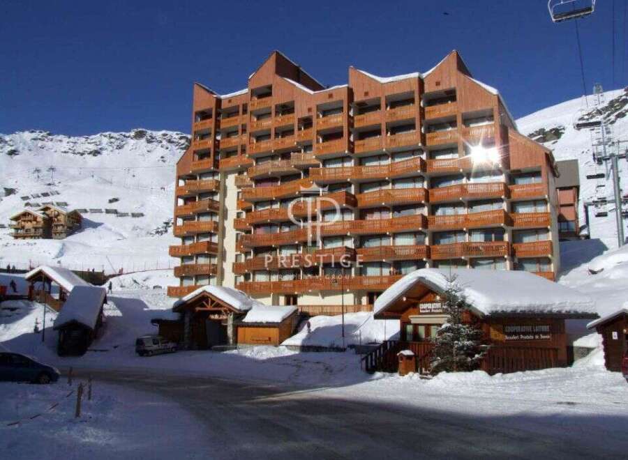 Discover the charm of this stunning ski-in/ski-out property, perfectly nestled in a winter wonderland.