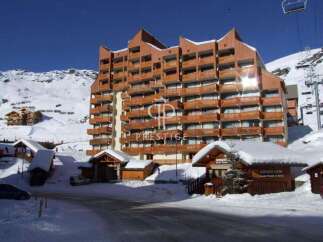 Discover the charm of this stunning ski-in/ski-out property, perfectly nestled in a winter wonderland.