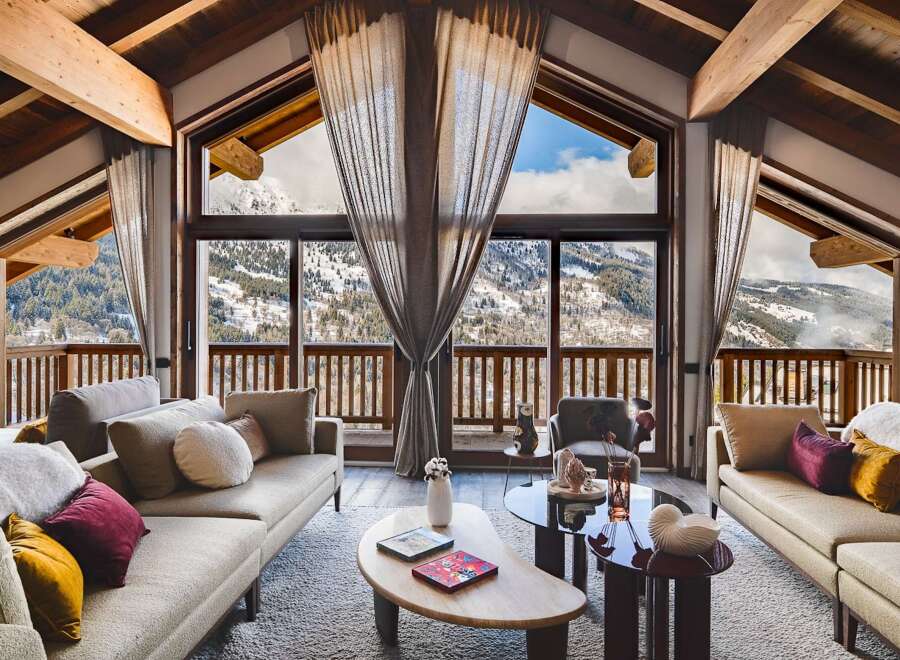 Experience luxury living with breathtaking mountain views in this stunning property.