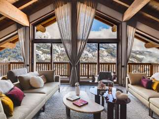 Experience luxury living with breathtaking mountain views in this stunning property.