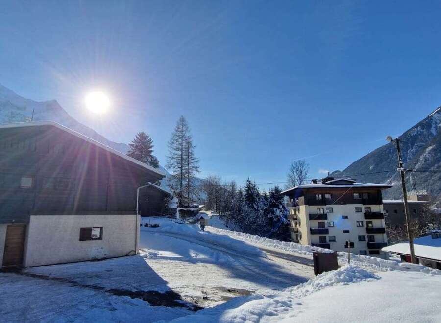 Discover a charming mountain retreat with stunning views.