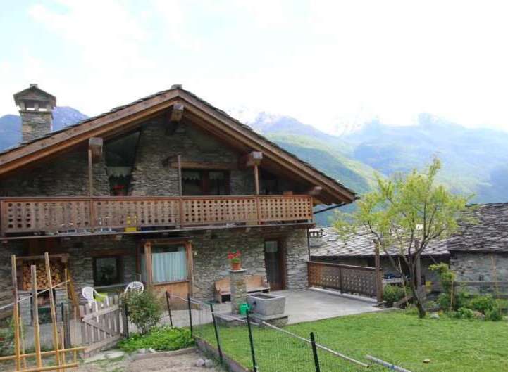 Discover the charm of this stone-built house nestled in a picturesque mountain setting.