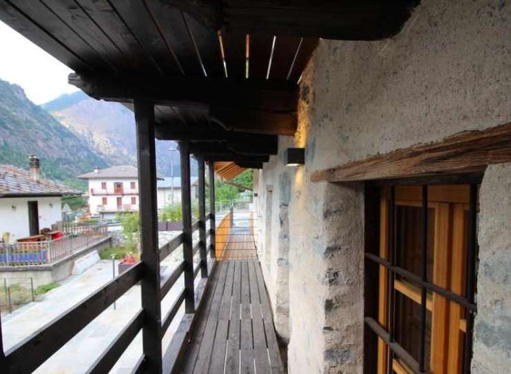 Discover the charm of this unique property with its stunning balcony overlooking the picturesque mountains.