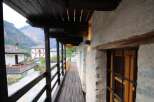 Discover the charm of this unique property with its stunning balcony overlooking the picturesque mountains.