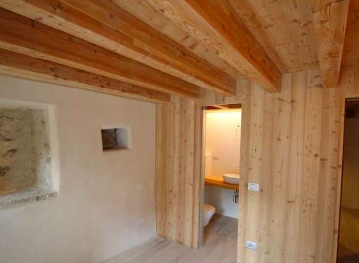This charming property boasts a stunning wooden ceiling and walls, creating a warm and inviting atmosphere.
