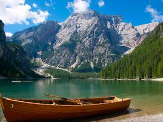 Explore the breathtaking beauty of this stunning lake surrounded by majestic mountains.