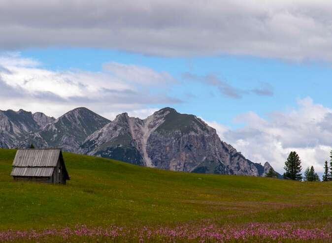Discover the tranquility of this stunning mountain landscape.