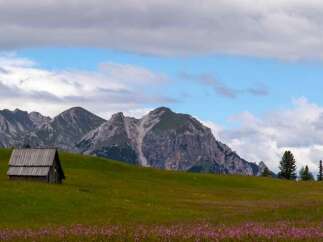 Discover the tranquility of this stunning mountain landscape.
