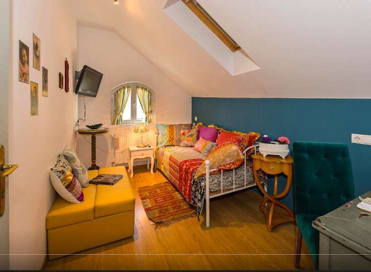 Discover a cozy and stylish retreat in this charming property.