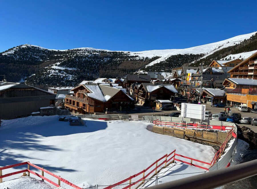 Discover the charm of this stunning mountain property, nestled in a picturesque village.