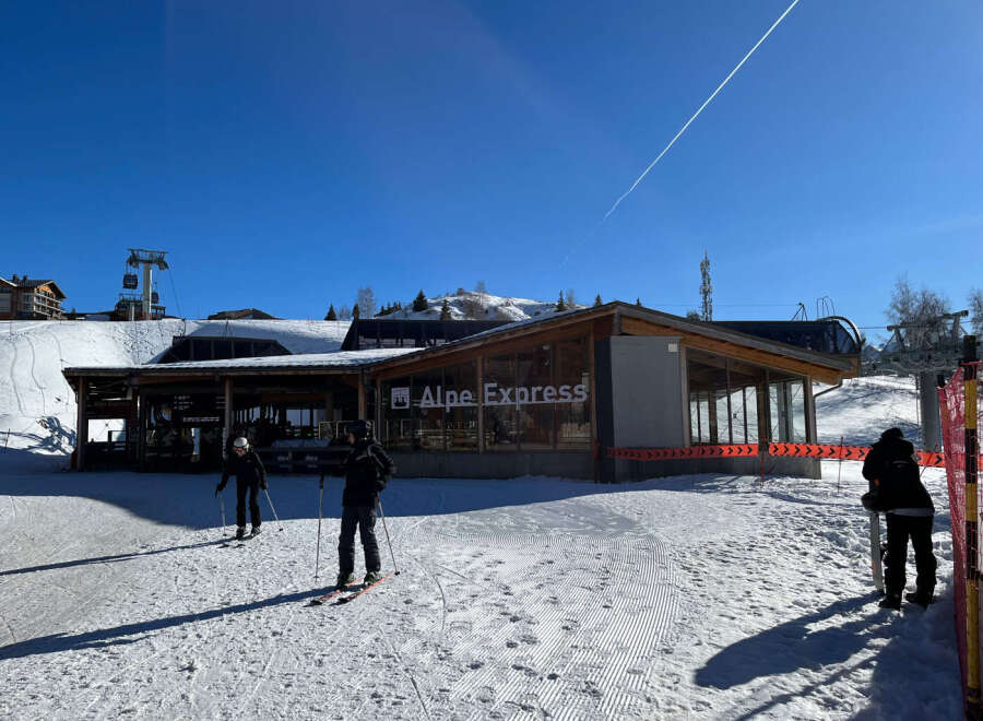 Enjoy a day of skiing at the Alpe Express! This charming ski lodge offers a cozy atmosphere and stunning views of the snowy landscape.