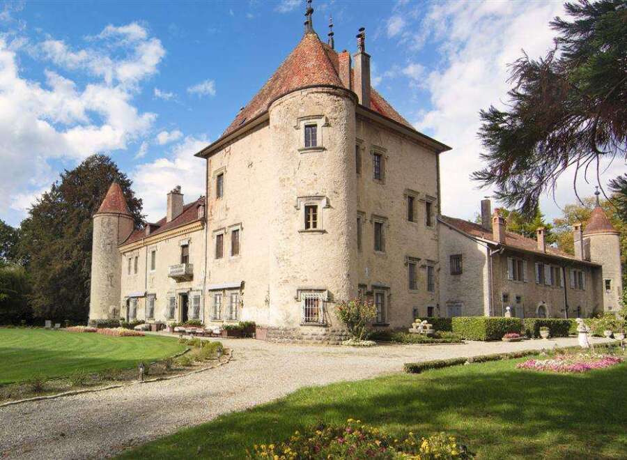 This stunning château boasts a rich history and picturesque setting.