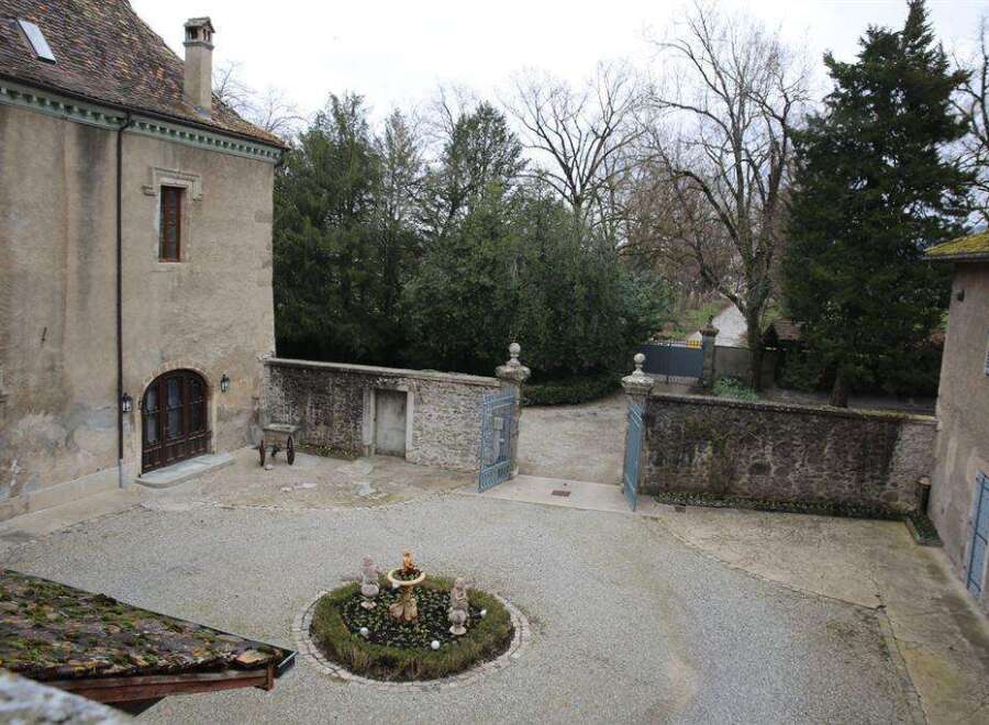 This charming property boasts a spacious courtyard, perfect for outdoor entertaining.