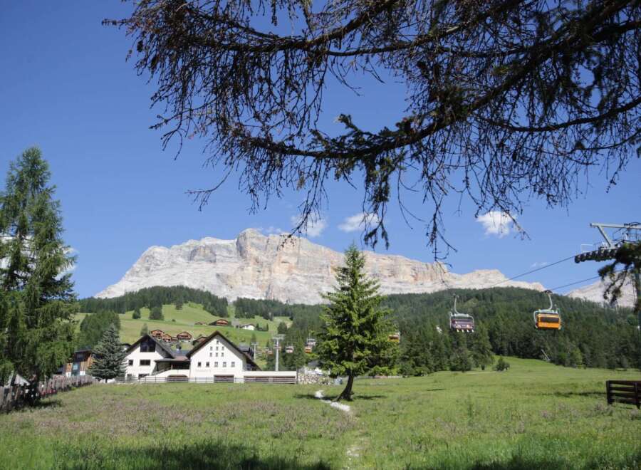 Discover the charm of this stunning property nestled in a picturesque mountain landscape.