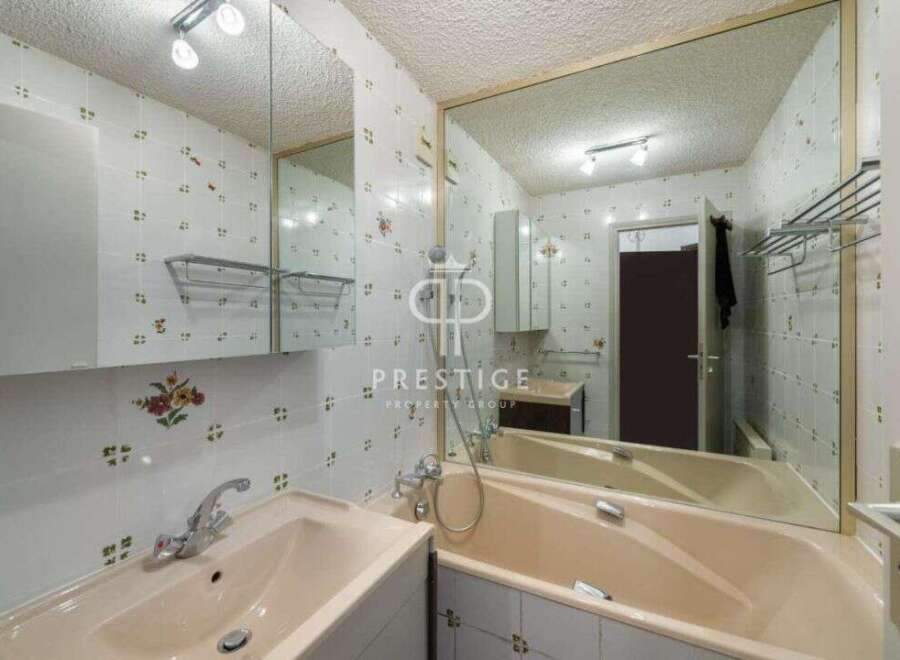 Discover a charming bathroom with a vintage aesthetic.
