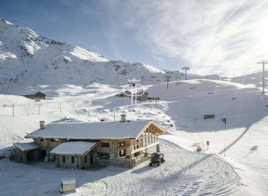 Experience the ultimate alpine escape in this stunning ski-in/ski-out chalet.
