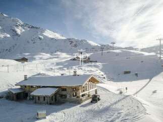 Experience the ultimate alpine escape in this stunning ski-in/ski-out chalet.