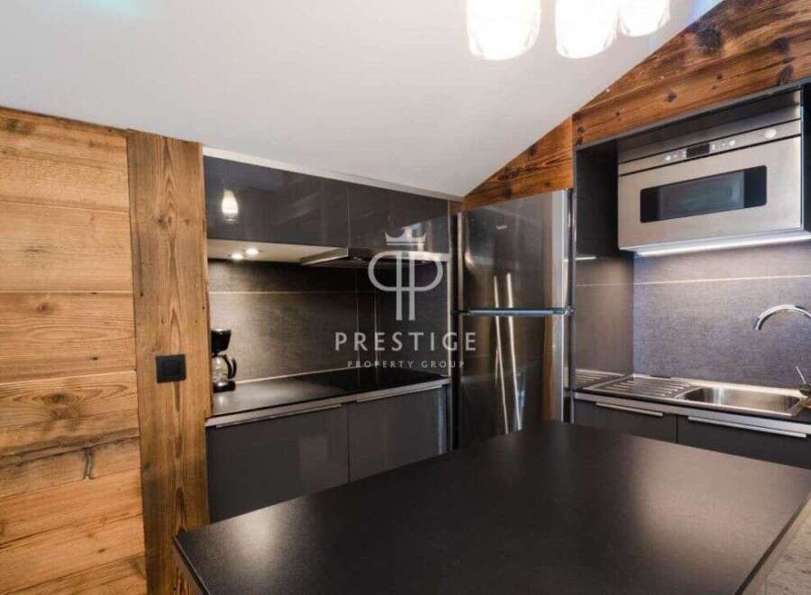 Discover modern luxury in this stunning kitchen.