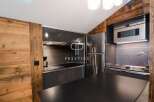 Discover modern luxury in this stunning kitchen.