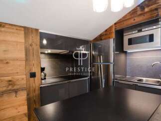Discover modern luxury in this stunning kitchen.