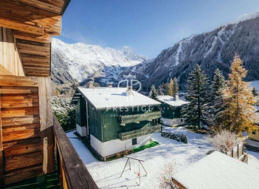 Discover a stunning mountain retreat with breathtaking views.