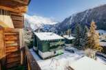 Discover a stunning mountain retreat with breathtaking views.