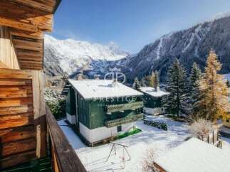 Discover a stunning mountain retreat with breathtaking views.