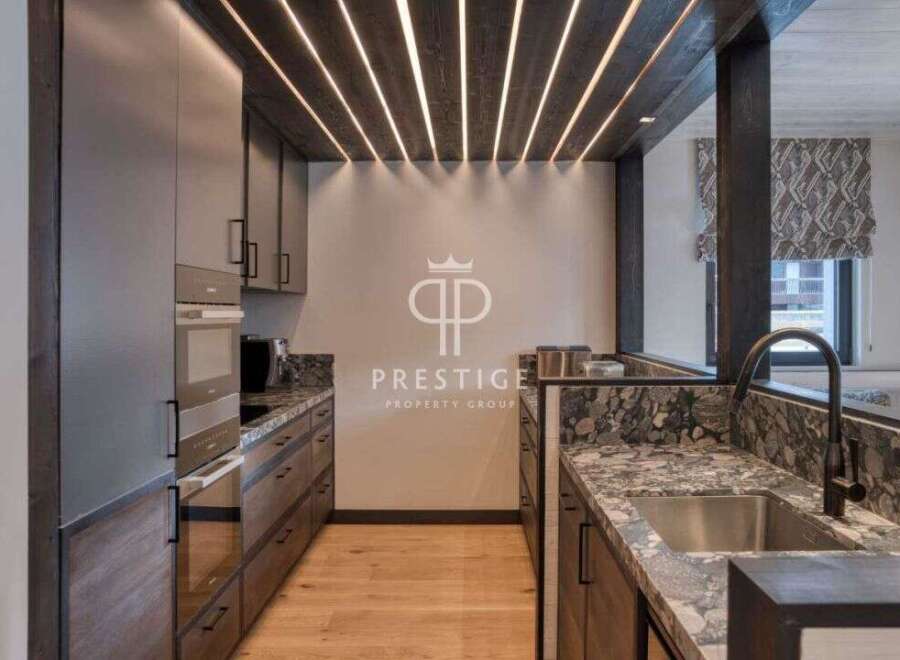 Discover modern luxury in this stunning kitchen.