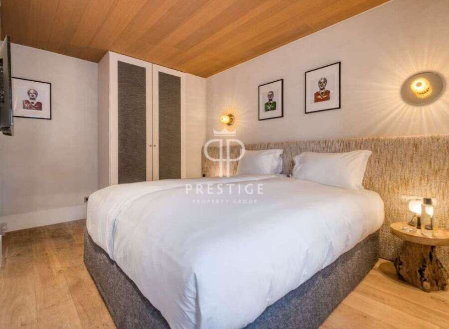 Discover the epitome of luxury in this stunning bedroom.
