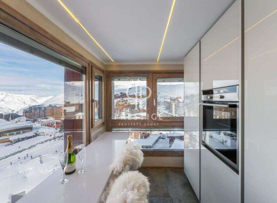 Experience luxury living with breathtaking mountain views in this stunning property.