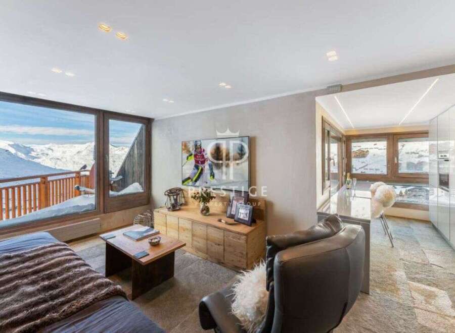 Experience luxury living with breathtaking mountain views in this stunning property.
