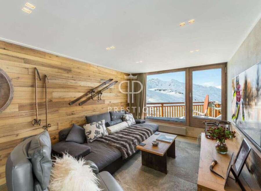 Experience luxury living with breathtaking mountain views in this stunning property.