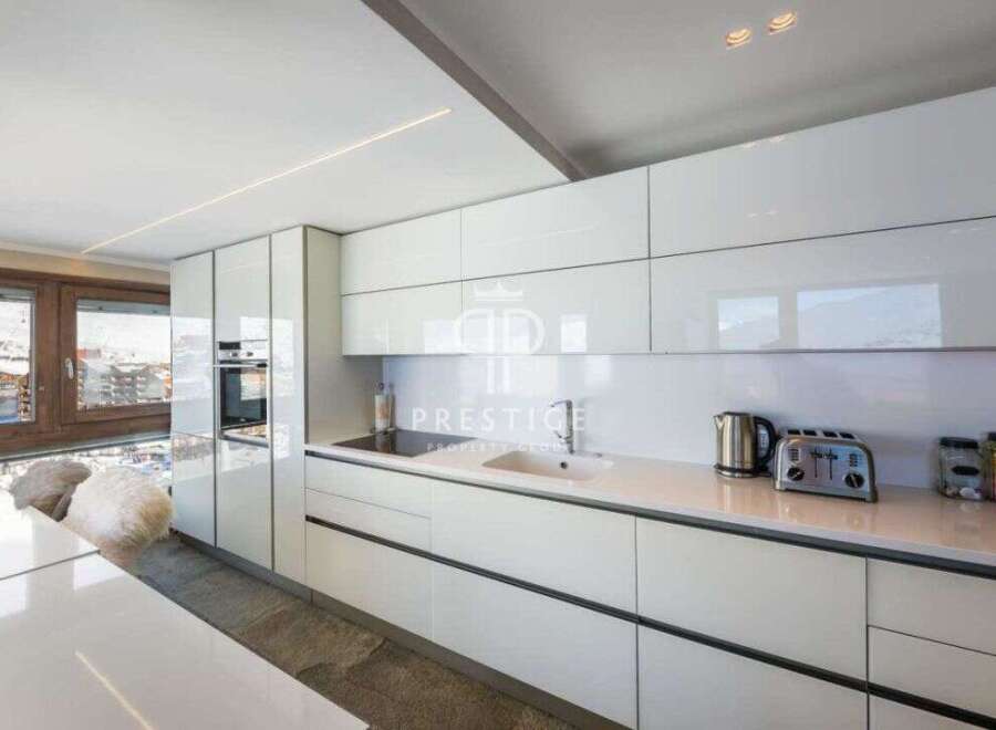 Discover modern luxury in this stunning kitchen.