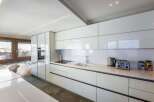 Discover modern luxury in this stunning kitchen.