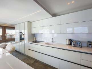 Discover modern luxury in this stunning kitchen.