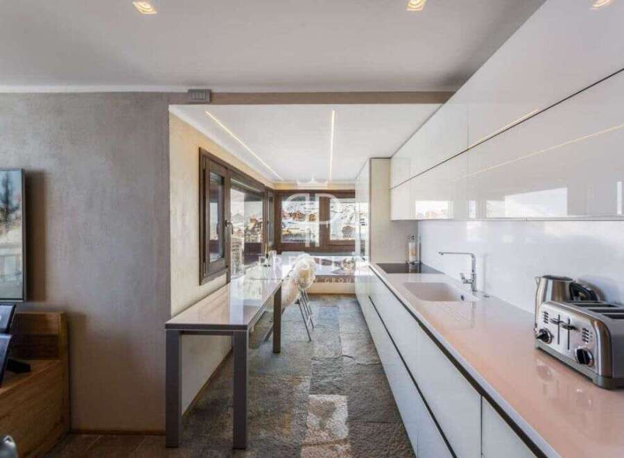 Experience modern luxury in this stunning kitchen.