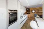 Discover modern elegance in this stunning kitchen.
