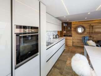 Discover modern elegance in this stunning kitchen.