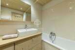 Discover a luxurious bathroom with a modern design.