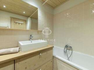 Discover a luxurious bathroom with a modern design.