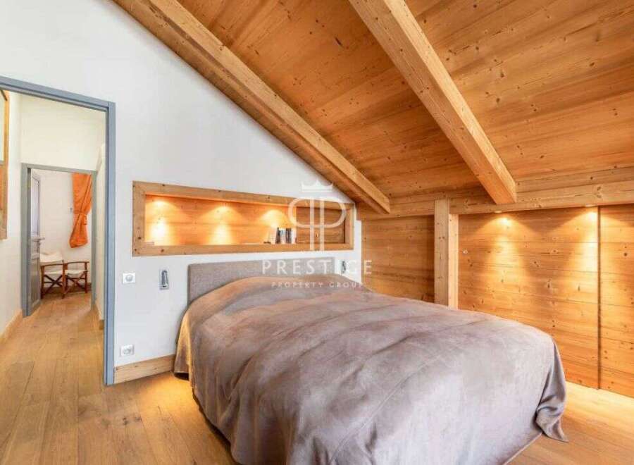 Discover the charm of this cozy bedroom featuring a stunning wooden ceiling and walls, creating a warm and inviting atmosphere.