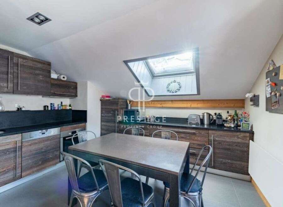 Discover this stunning kitchen with a modern design.