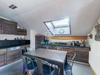 Discover this stunning kitchen with a modern design.