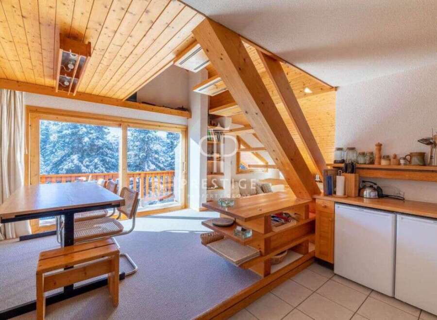 Discover the charm of this cozy mountain retreat! Featuring a stunning wooden interior, this property offers a warm and inviting atmosphere.
