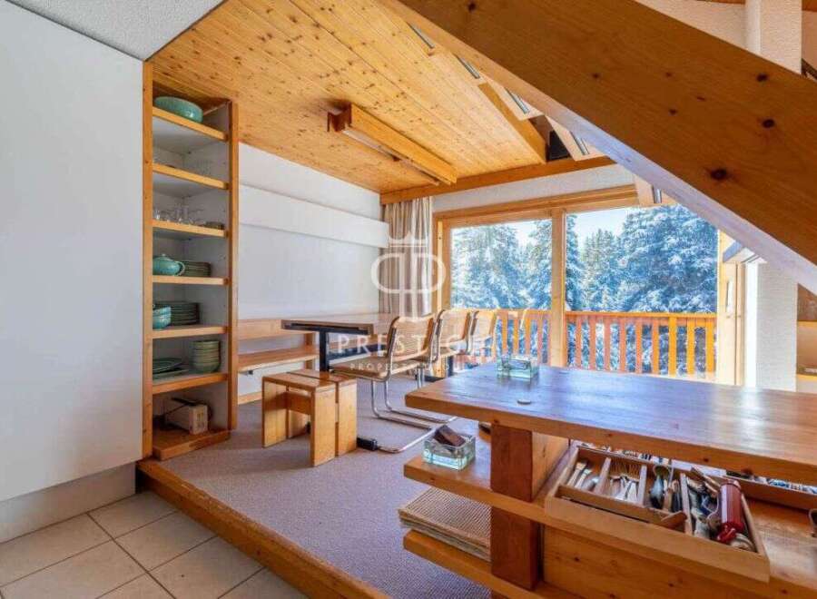 Discover a cozy mountain retreat with stunning views.