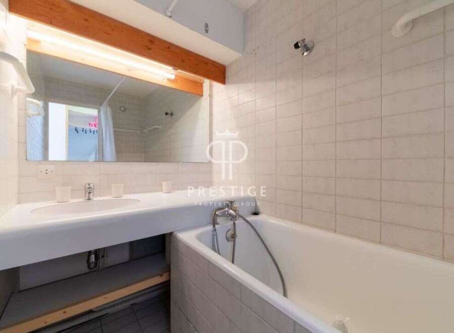 Discover a bathroom that combines functionality and style.