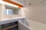 Discover a bathroom that combines functionality and style.