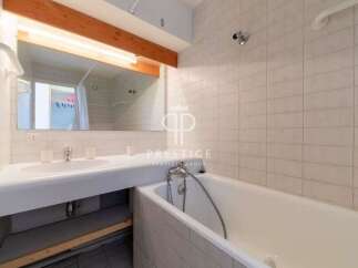 Discover a bathroom that combines functionality and style.
