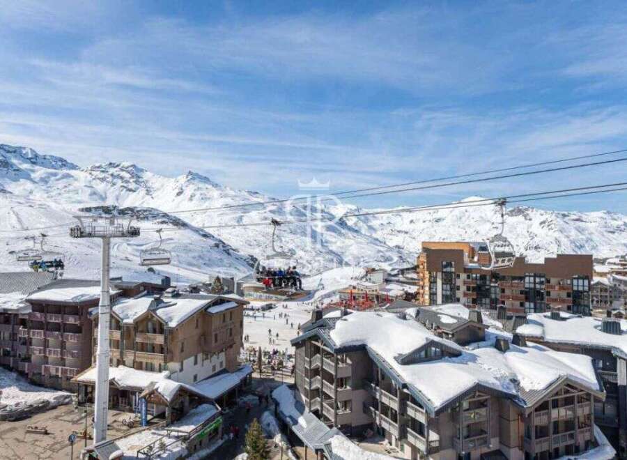 Experience the ultimate ski-in/ski-out lifestyle in this stunning property.