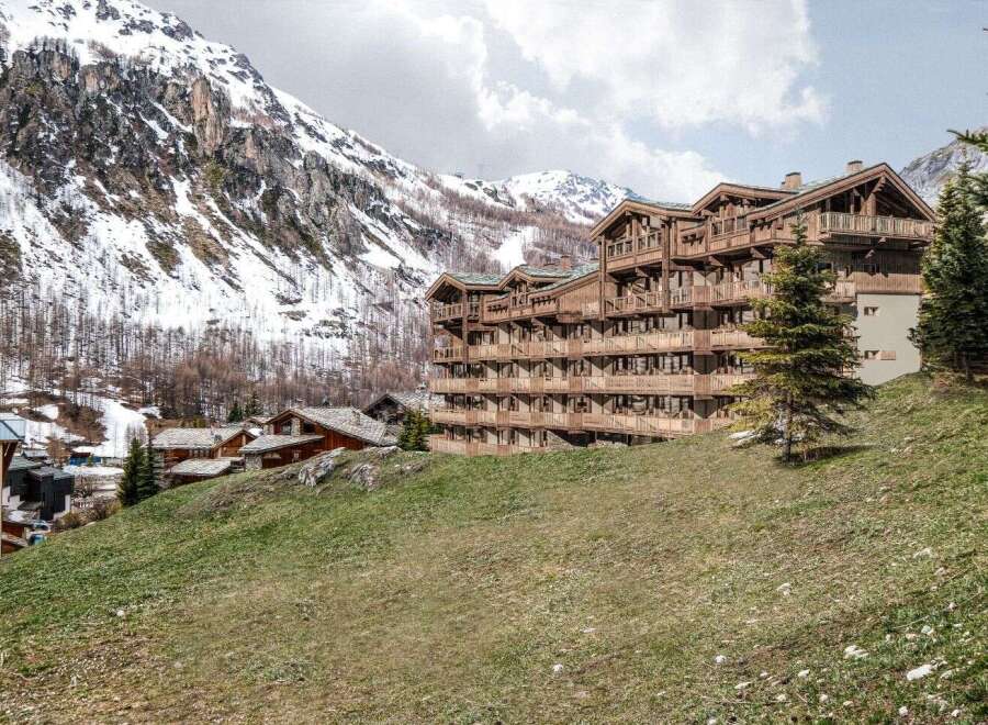 Discover the charm of this stunning wooden chalet nestled in the heart of the mountains.